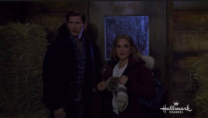 Rachael Leigh Cook and Greyston Holt in Cross Country Christmas (2020)