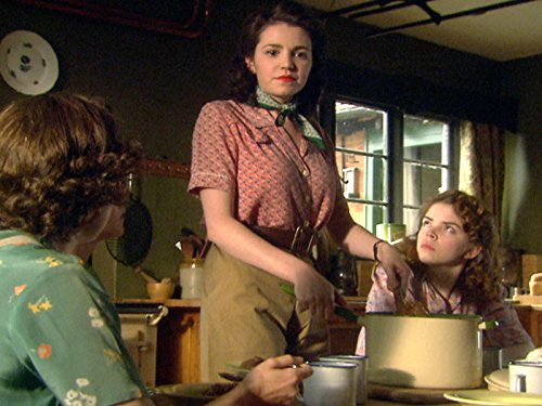 Jo Woodcock, Becci Gemmell, and Selin Hizli in Land Girls (2009)