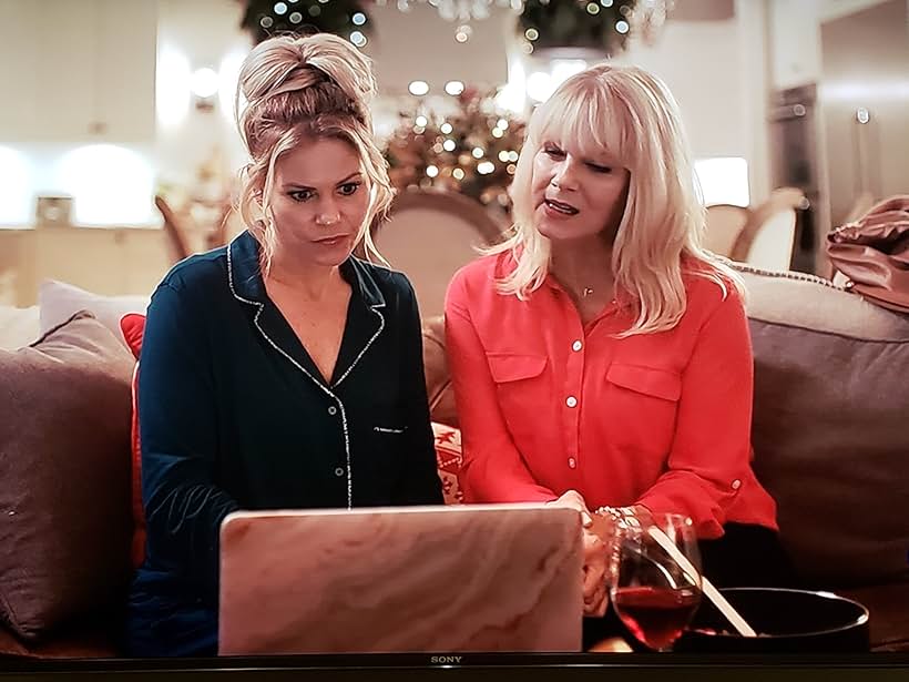 Barbara Niven and Candace Cameron Bure in The Christmas Contest (2021)