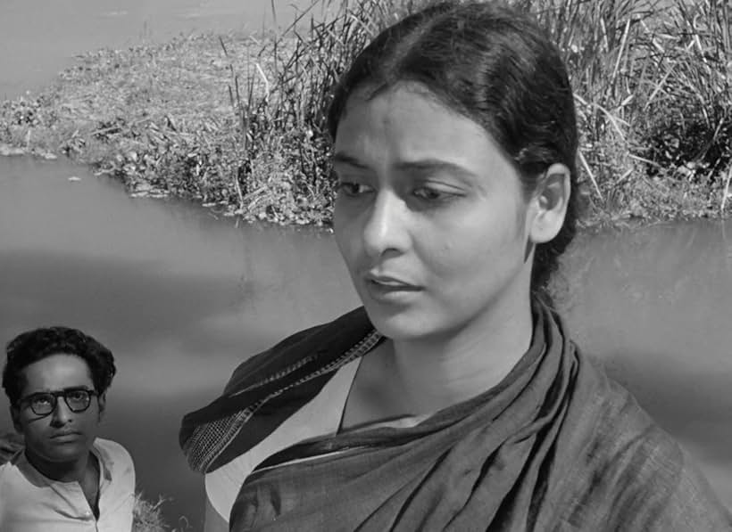 Supriya Choudhury and Niranjan Ray in The Cloud-Capped Star (1960)