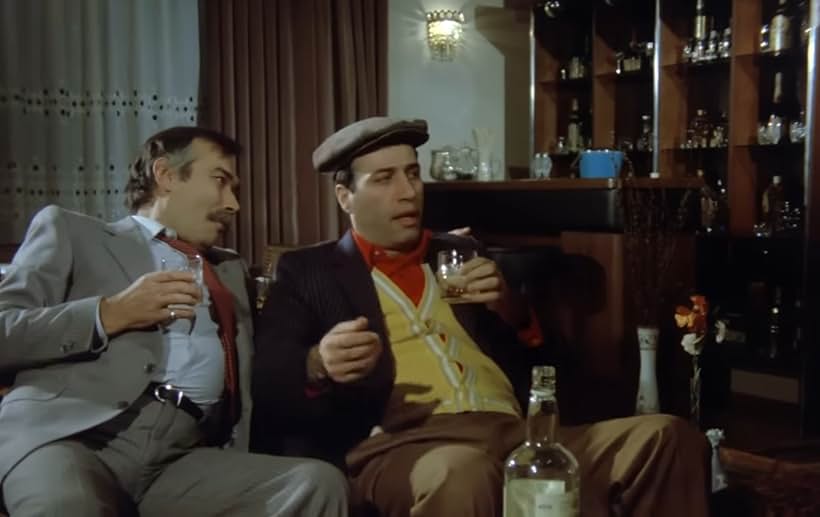 Kemal Sunal and Kamran Usluer in En Büyük Saban (1984)