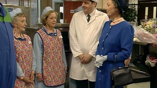 Thelma Barlow, Richenda Carey, Andrew Dunn, Duncan Preston, and Anne Reid in dinnerladies (1998)