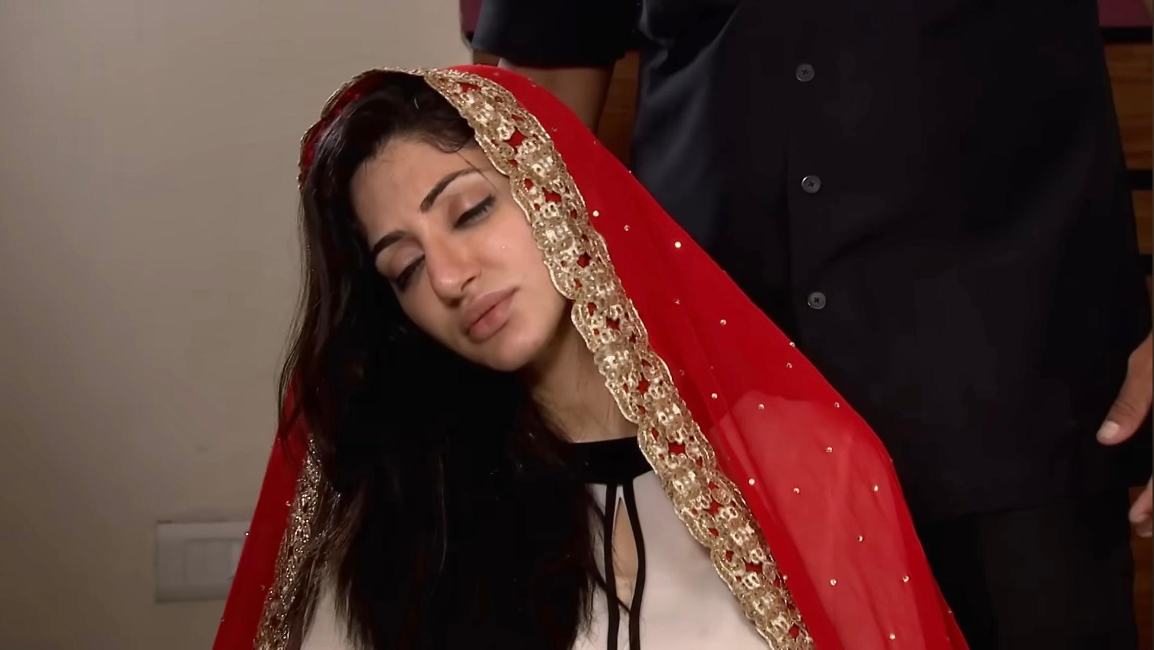 Reyhna Malhotra in Jamai Raja (2014)