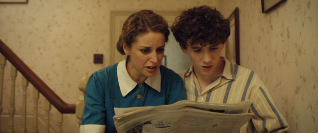 Amy Huberman and Art Parkinson in Zoo (2017)