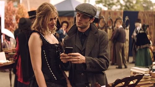 Penn Badgley and Elizabeth Lail in You (2018)