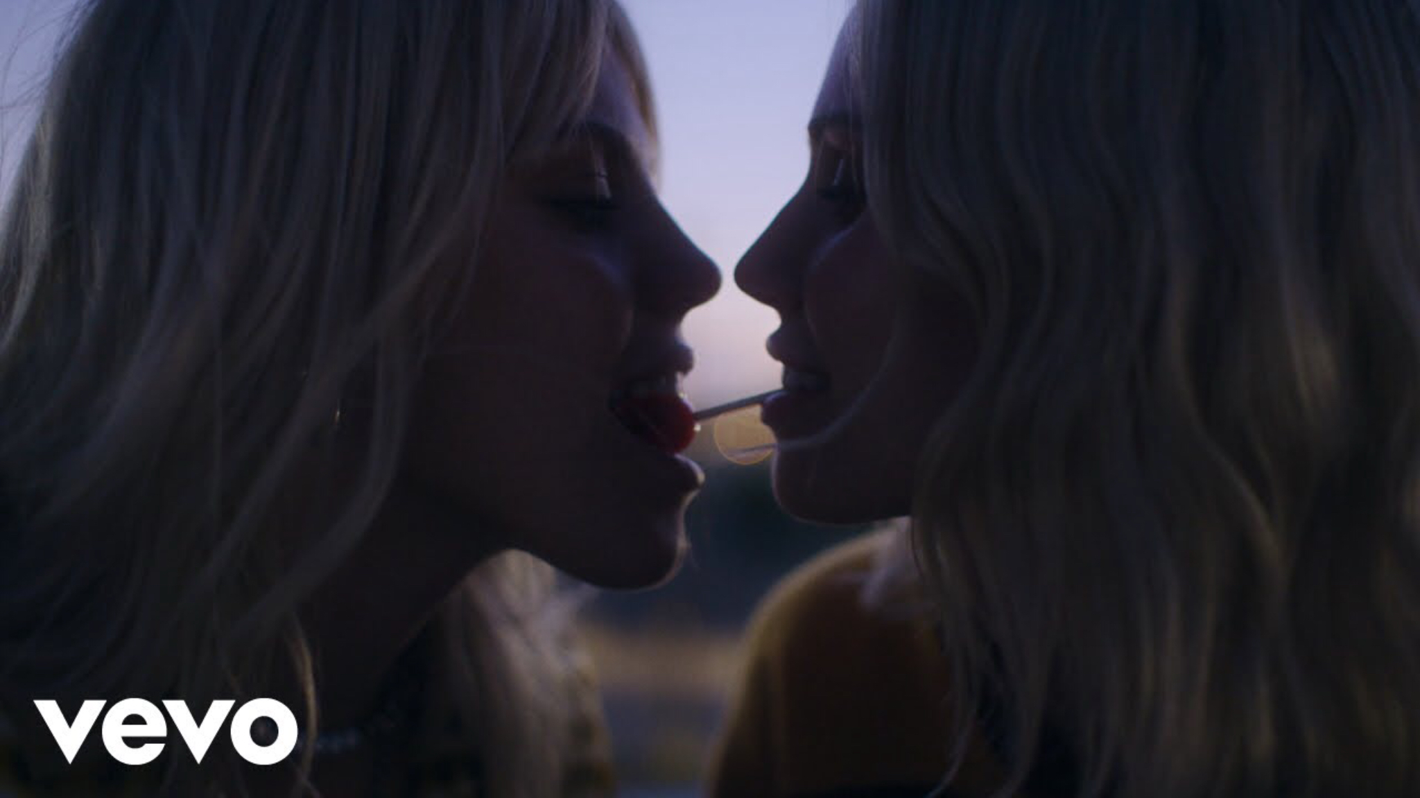 Reneé Rapp and Scarlett Leithold in Reneé Rapp: Pretty Girls (2023)