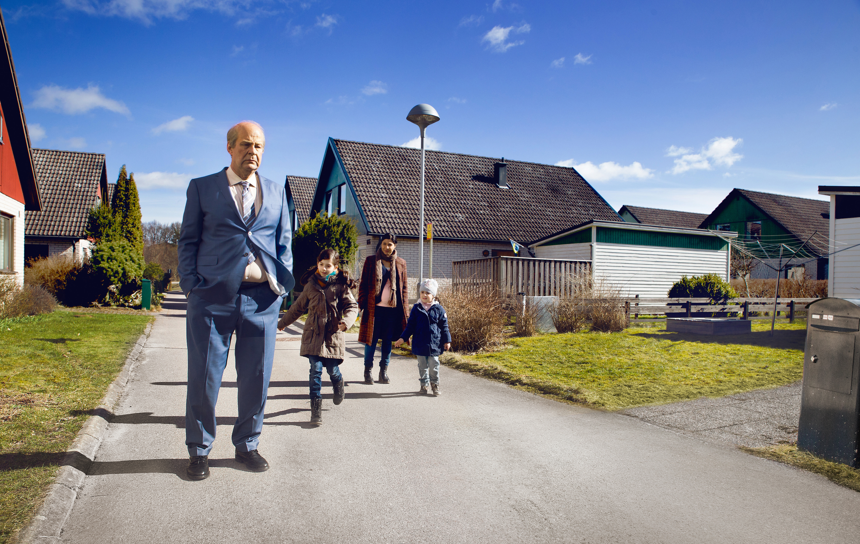 Rolf Lassgård, Bahar Pars, Nelly Jamarani, and Zozan Akgün in A Man Called Ove (2015)