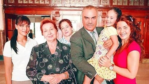 Halil Ergün, Güven Hokna, Bennu Yildirimlar, Gökçe Bahadir, Fahriye Evcen Özçivit, and Efsun Karaali in Yaprak Dökümü (2006)