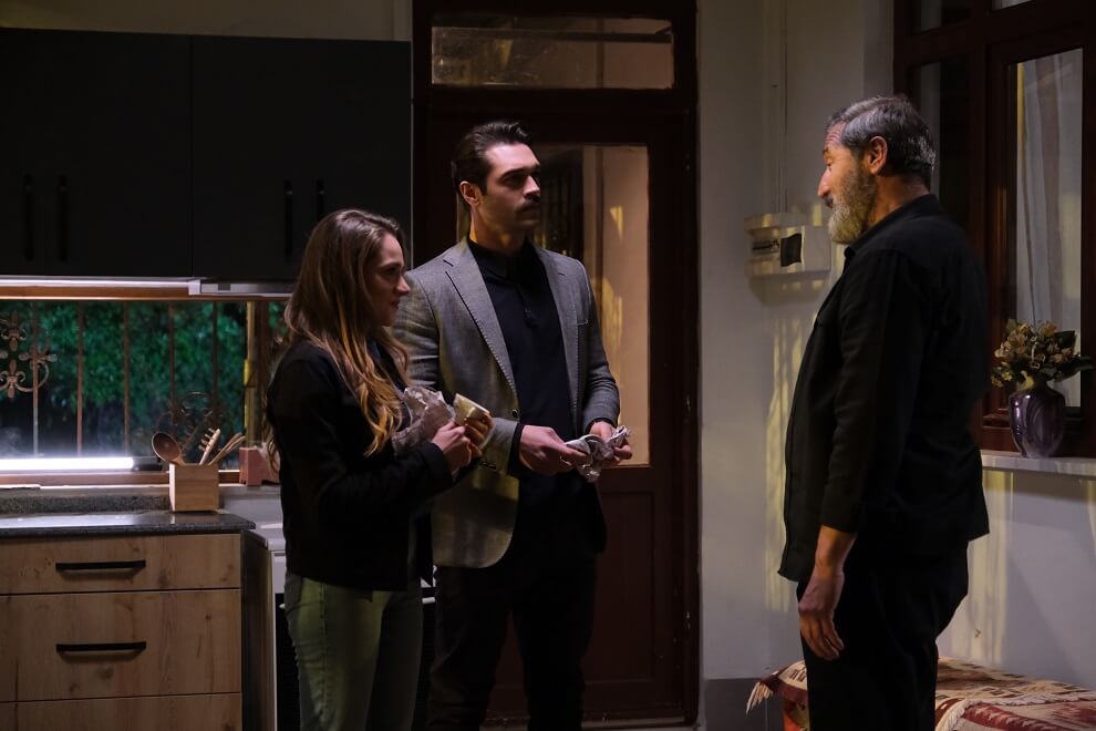 Nizam Namidar, Miray Daner, and Furkan Andic in Kara Tahta (2022)