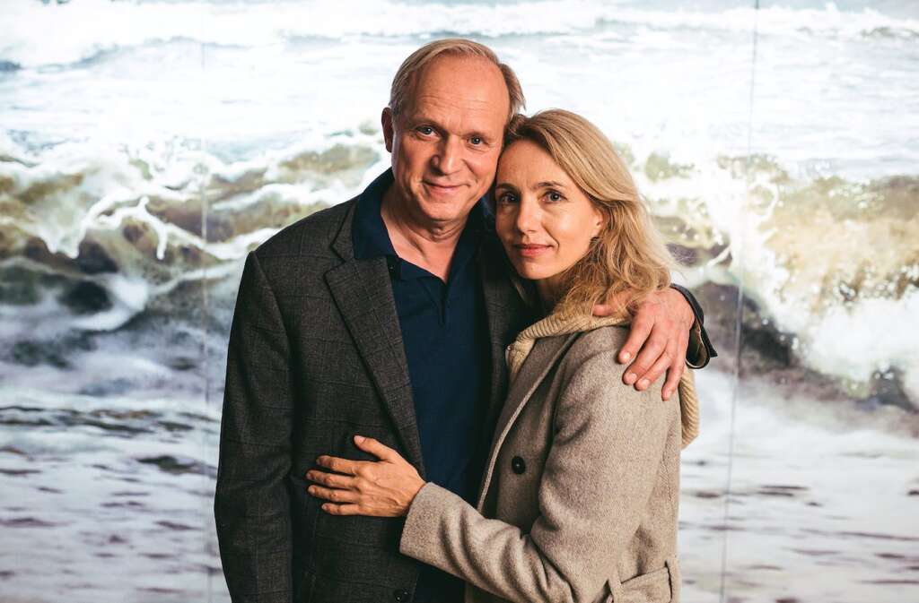 Ursina Lardi and Ulrich Tukur in Meeresleuchten (2021)