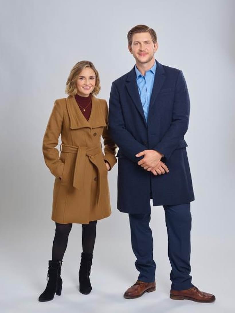 Rachael Leigh Cook and Greyston Holt in Cross Country Christmas (2020)