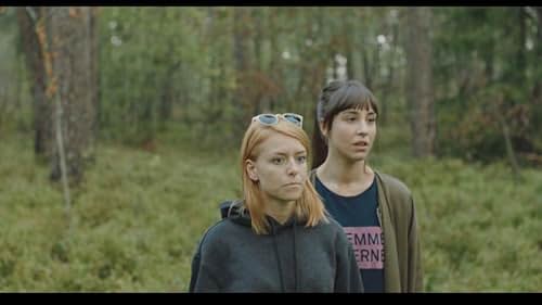 Madeleine Martin and Clara Henry in Sjukt oklar (2018)