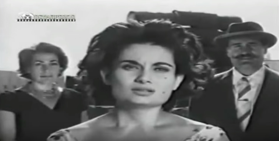 Belgin Doruk, Hulusi Kentmen, and Aliye Rona in Aysecik - Seytan cekici (1960)