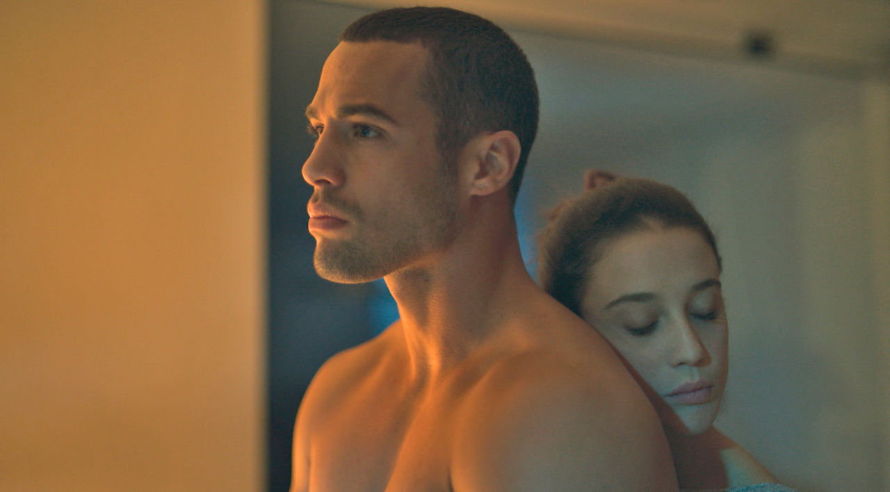 María Pedraza and Jesús Mosquera in Ángeles caídos (2019)