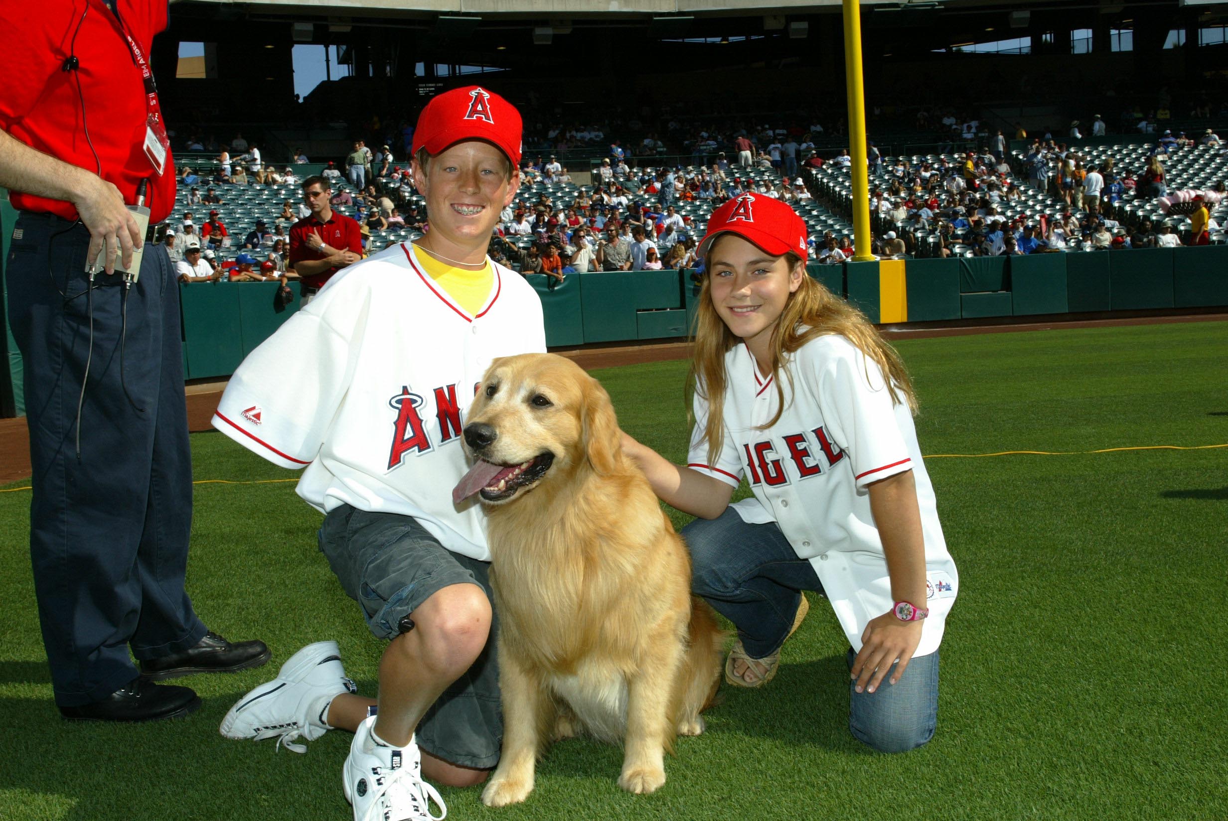 Caitlin Wachs and Shooter in Air Bud: Seventh Inning Fetch (2002)