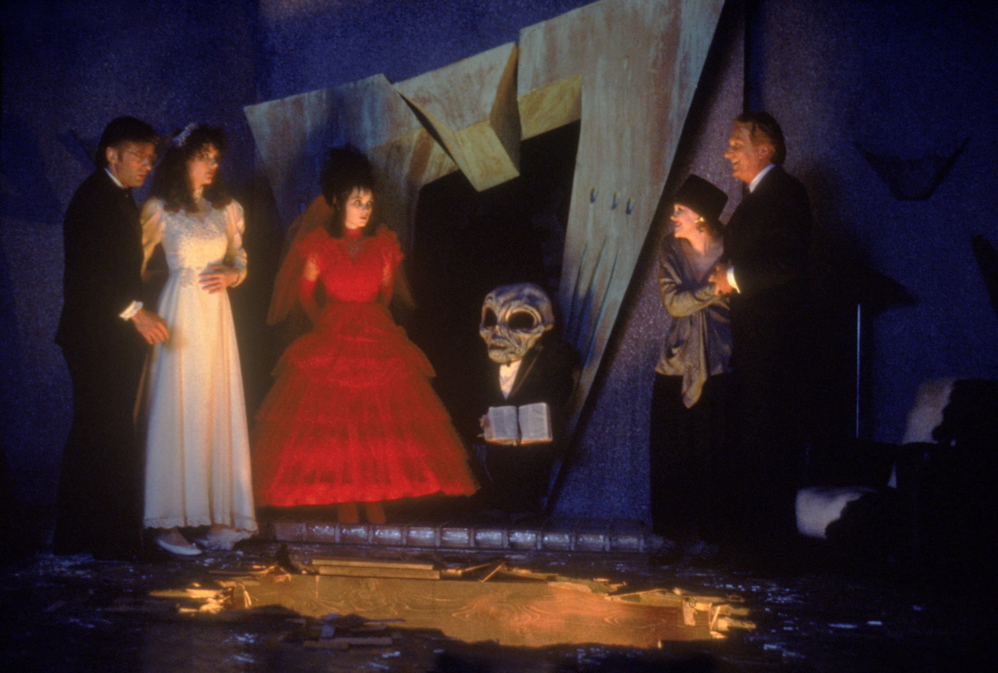 Geena Davis, Winona Ryder, Alec Baldwin, Jeffrey Jones, Catherine O'Hara, Jack Angel, and Tony Cox in Beetlejuice (1988)