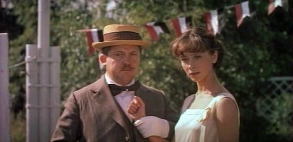 Galina Belyaeva and Viktor Pavlov in Geroy eyo romana (1985)