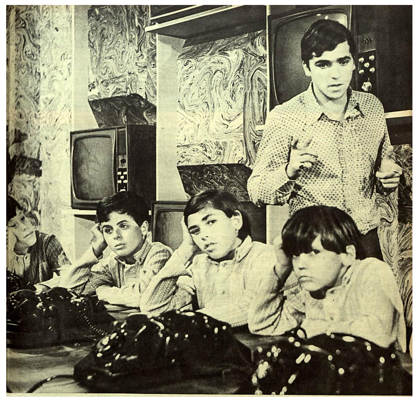 Jerry Adriani and Os Pequeños Cantores da Guanabara in Em Busca do Tesouro (1967)