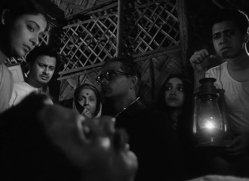 Bijon Bhattacharya, Dwiju Bhawal, Anil Chatterjee, Supriya Choudhury, Gita Dey, and Gita Ghatak in The Cloud-Capped Star (1960)