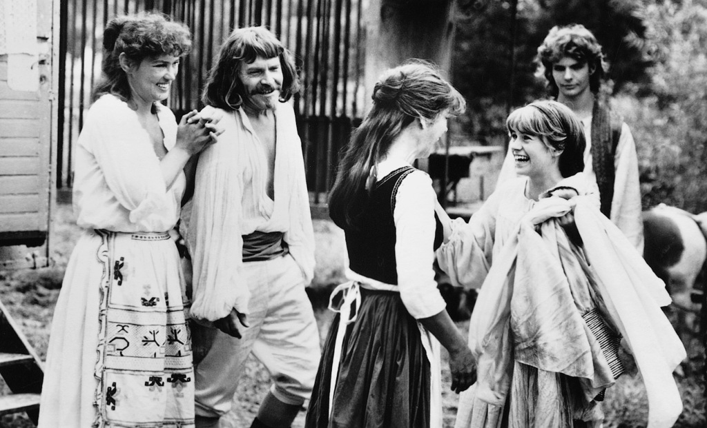 Petr Mikulá, Johana Tesarová, Lucie Tomková, and Pavel Pípal in O zatoulané princezne (1987)