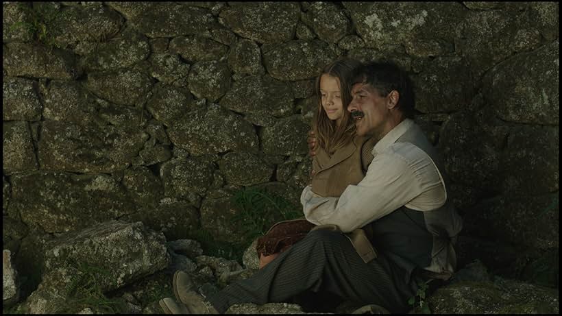 Miguel Borges and Carminho Coelho in Soldado Milhões - A Série (2018)