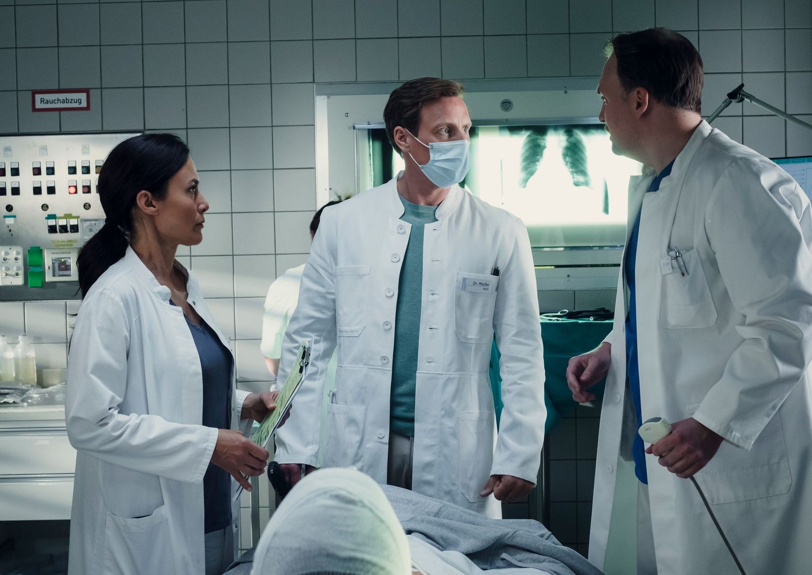 Idil Üner (left), Patrick Kalupa (middle) & Martin Stange (right) in "Dr. Nice"