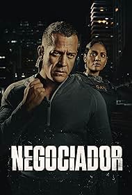 Malvino Salvador and Barbara Reis in Negociador (2023)