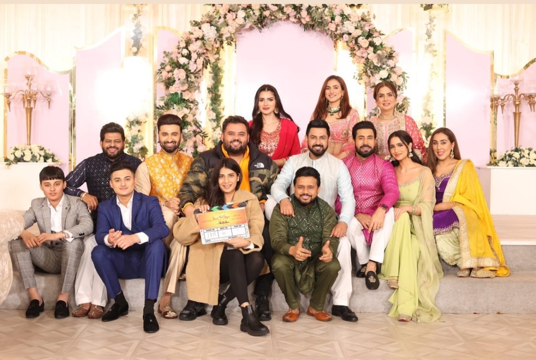 Hashneen Chauhan, Tanu Grewal, Karamjit Anmol, Amardeep Grewal, Channa Kaur Sidhu, Binnu Dhillon, Gippy Grewal, and Jimmy Sharma in Maujaan Hi Maujaan (2023)