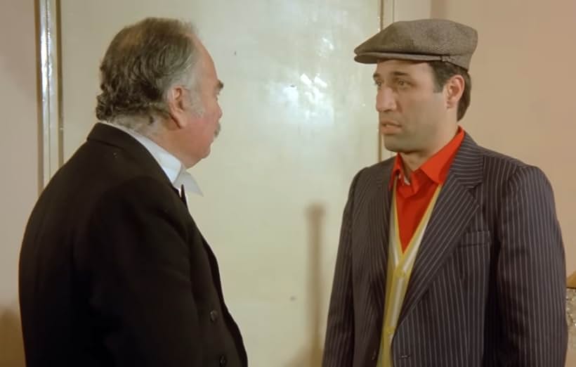 Kemal Sunal and Reha Yurdakul in En Büyük Saban (1984)