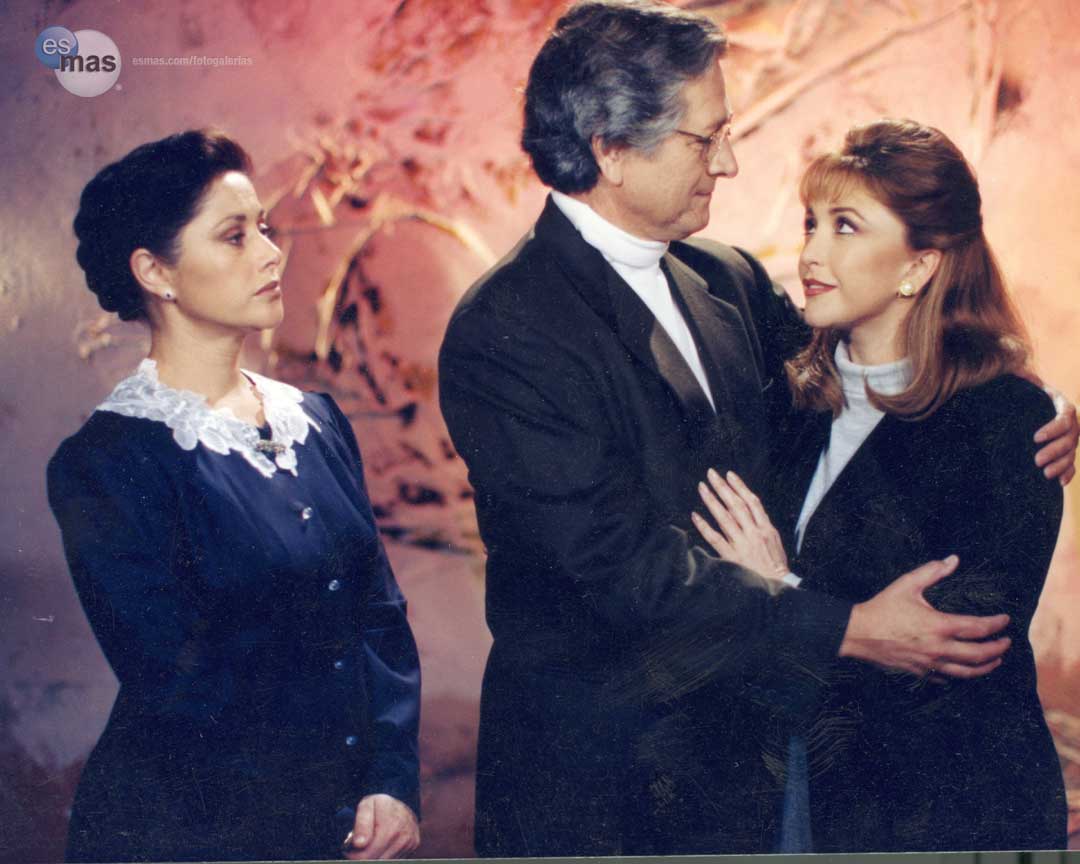 Angélica Aragón, Carlos Bracho, and Angélica María in Agujetas de color de rosa (1994)