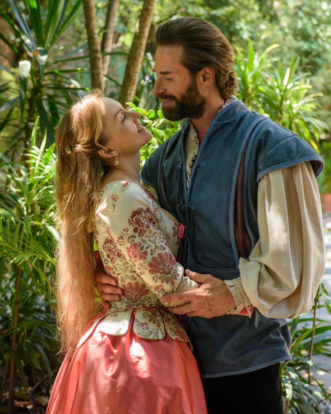 Sebastián Rulli and Angelique Boyer in El extraño retorno de Diana Salazar (2024)