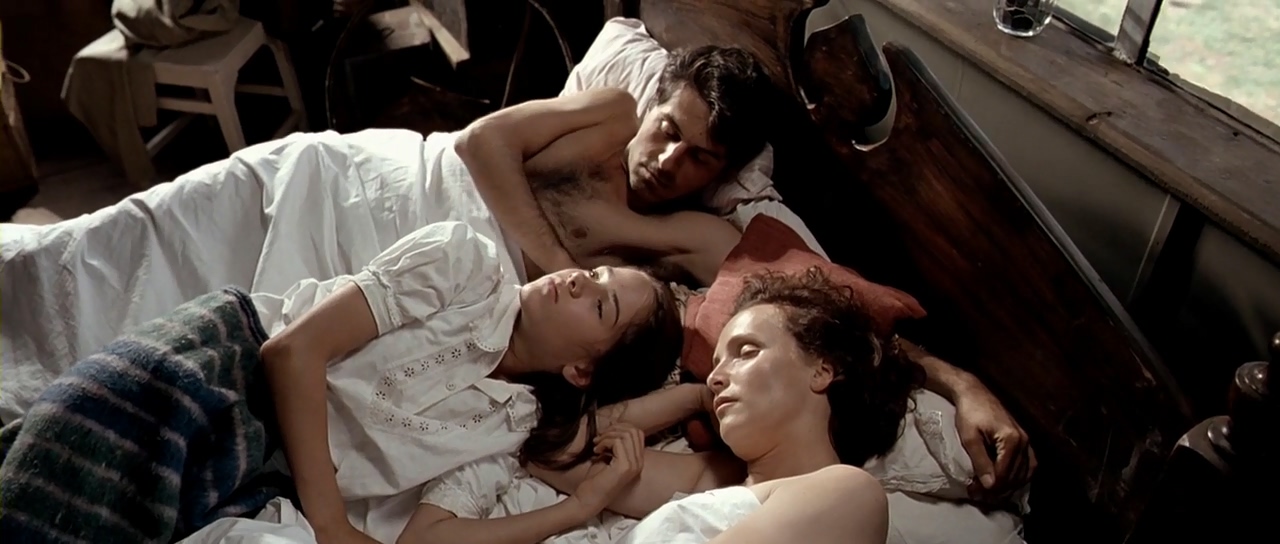 Karoline Eckertz, Juliane Köhler, and Merab Ninidze in Nowhere in Africa (2001)