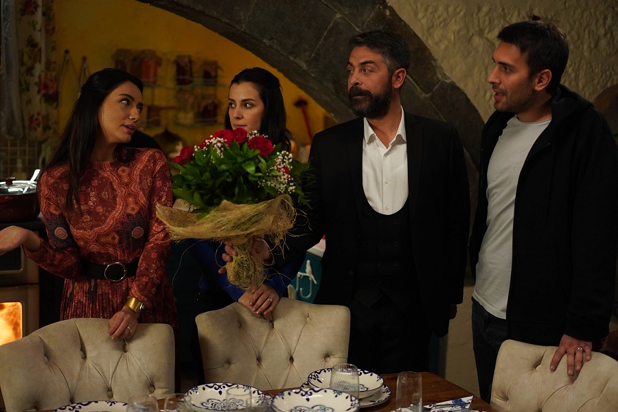 Sinan Tuzcu, Öykü Gürman, Ulas Tuna Astepe, and Irem Helvacioglu in 48. Bolum (2019)