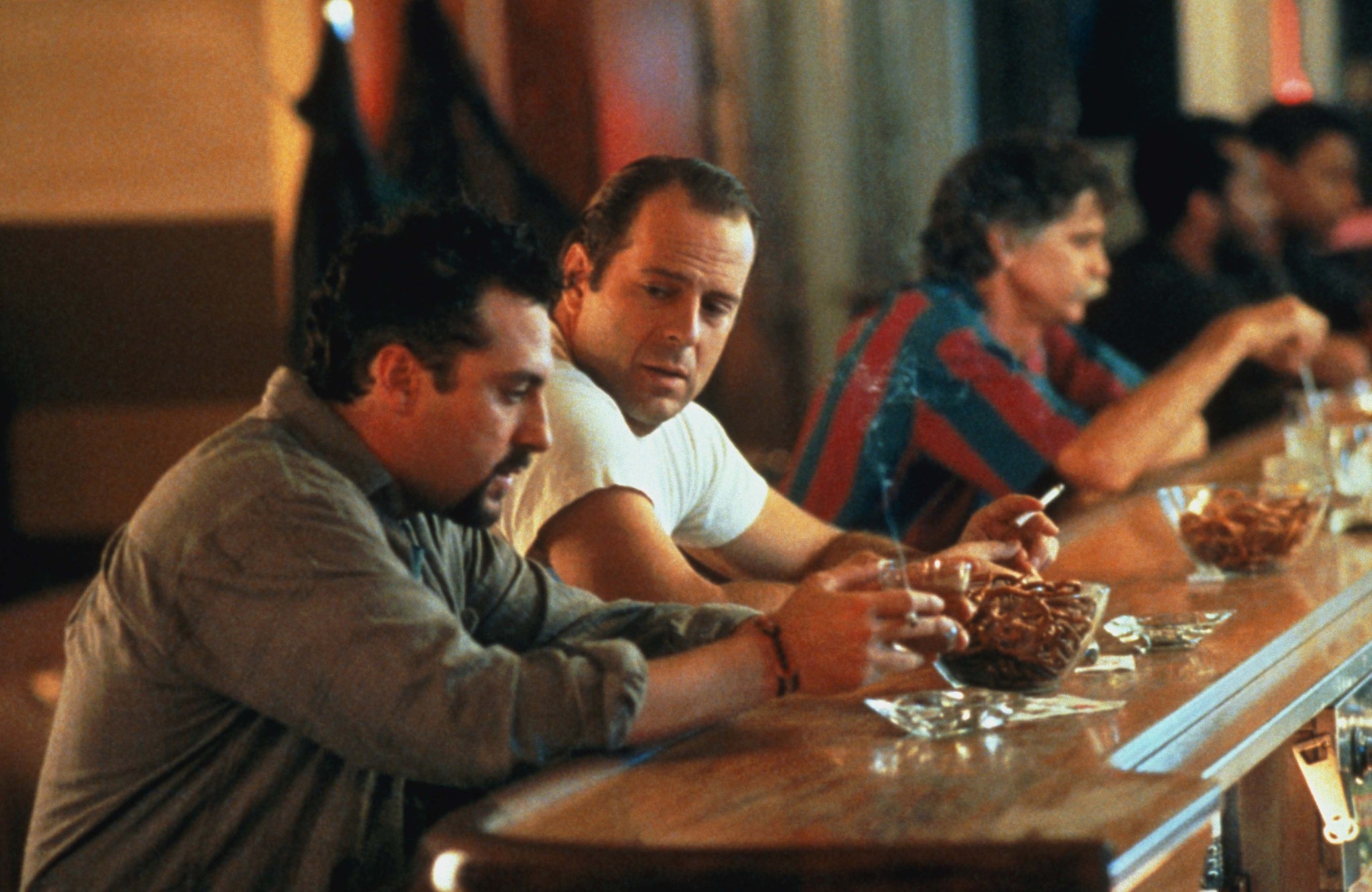 Bruce Willis and Tom Sizemore in Striking Distance (1993)