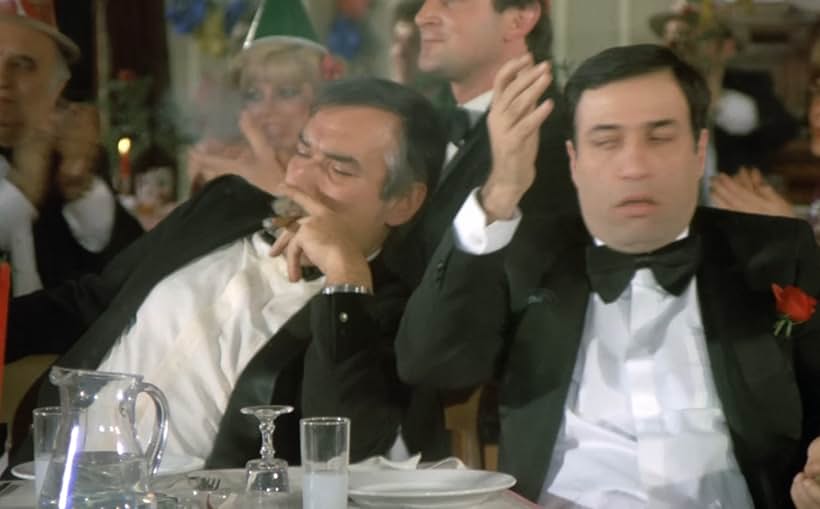 Kemal Sunal and Kamran Usluer in En Büyük Saban (1984)