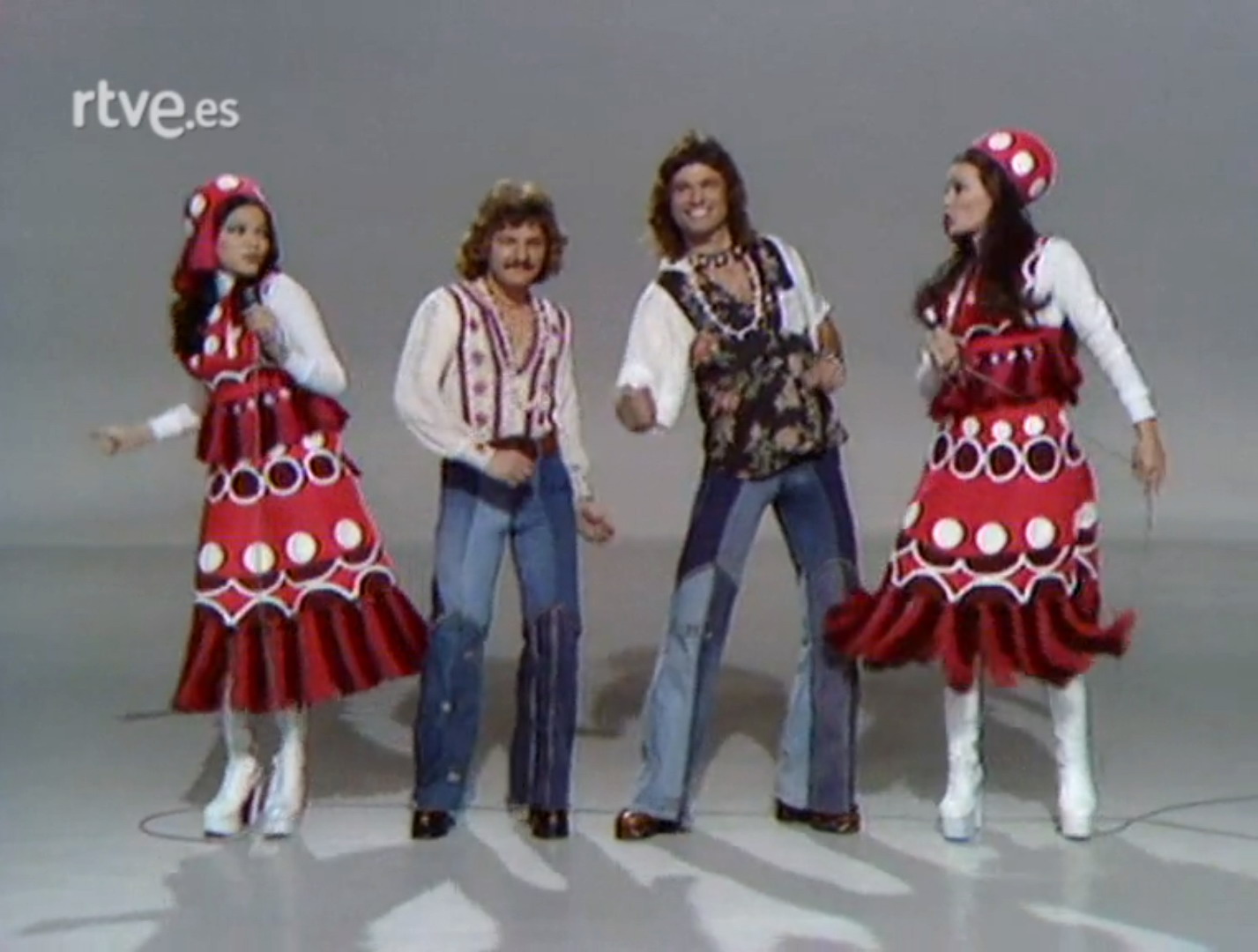 María José Cantudo, Ángela Carrasco, and Waterloo & Robinson in ¡Señoras y señores! (1974)