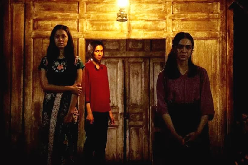 Agla Artalidia, Givina Lukita, and Mikha Tambayong in Sewu Dino (2023)