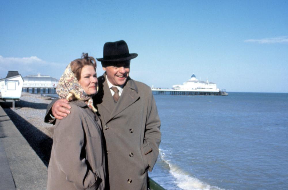 Anthony Hopkins and Judi Dench in 84 Charing Cross Road (1987)