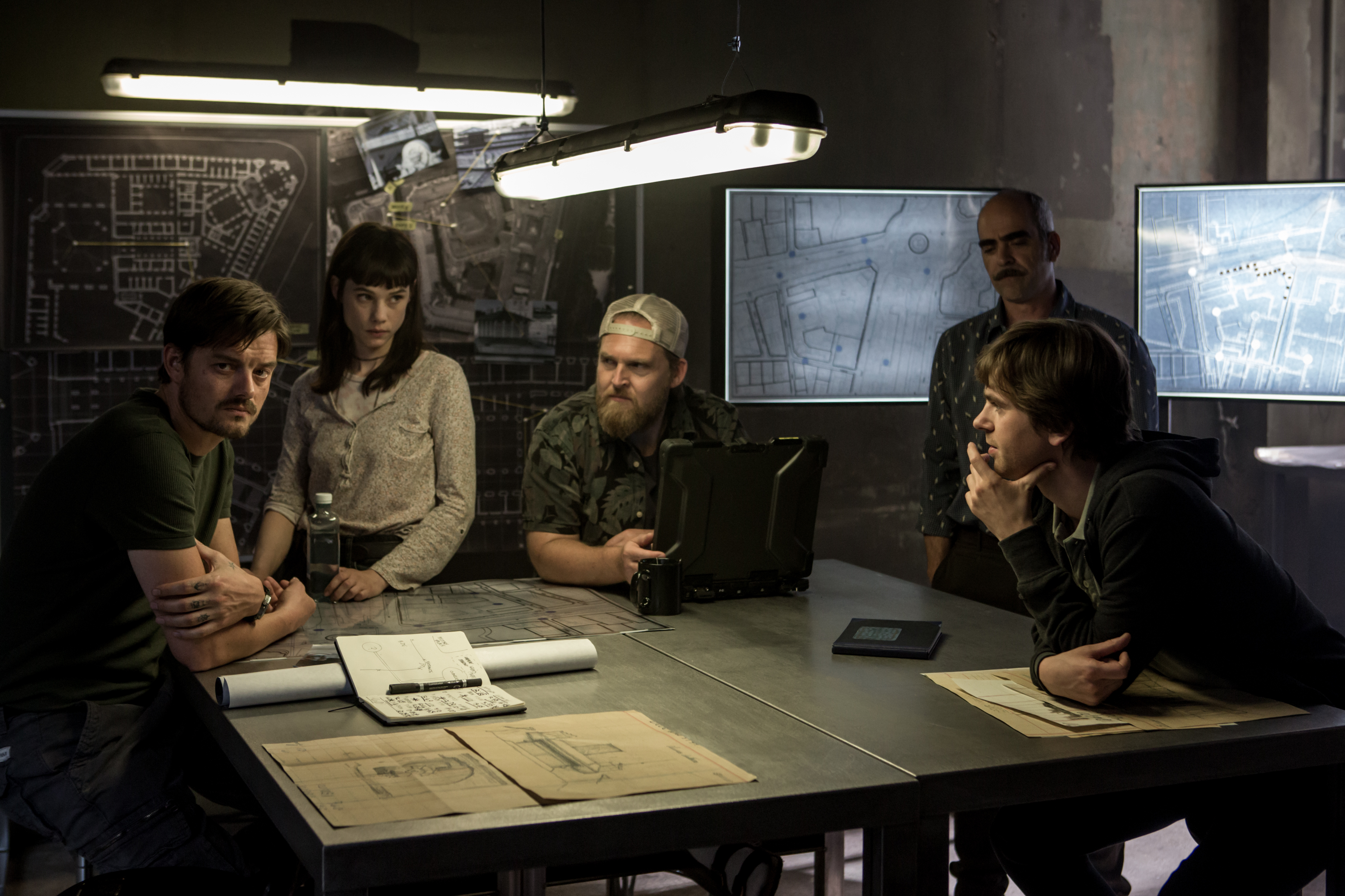 Freddie Highmore, Sam Riley, Axel Stein, Luis Tosar, and Astrid Bergès-Frisbey in The Vault (2021)