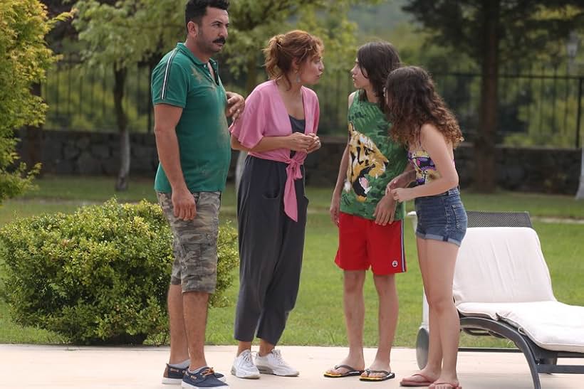 Didem Balçin, Toygan Avanoglu, Arda Görgen, and Deniz Kaynak in Meleklerin Aski (2018)