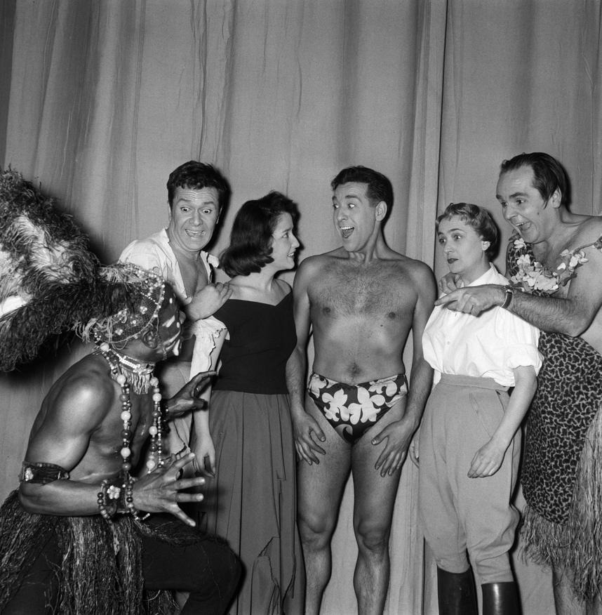 Robert Hirsch, Jean Le Poulain, Jacqueline Maillan, Luis Mariano, and Lucie Dolène in Trente-Six Chandelles (1954)