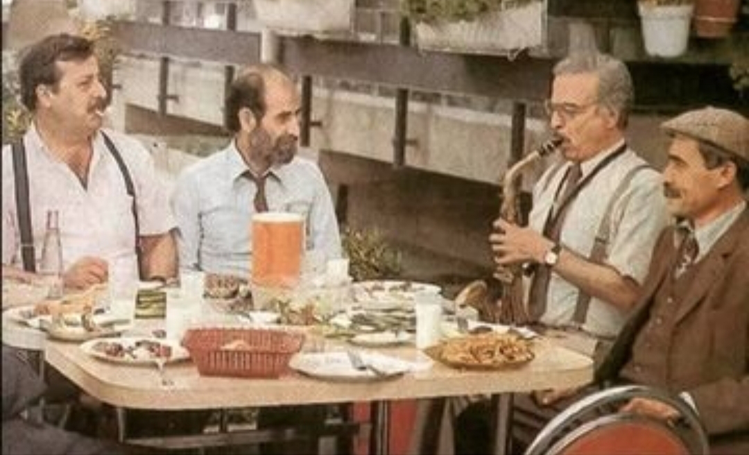 Mehmet Akan, Oktay Sözbir, Aykut Oray, and Ugurtan Sayiner in Bizimkiler (1989)