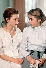 Anne Bennent and Antonia Reininghaus in Theodor Chindler - Die Geschichte einer deutschen Familie (1979)