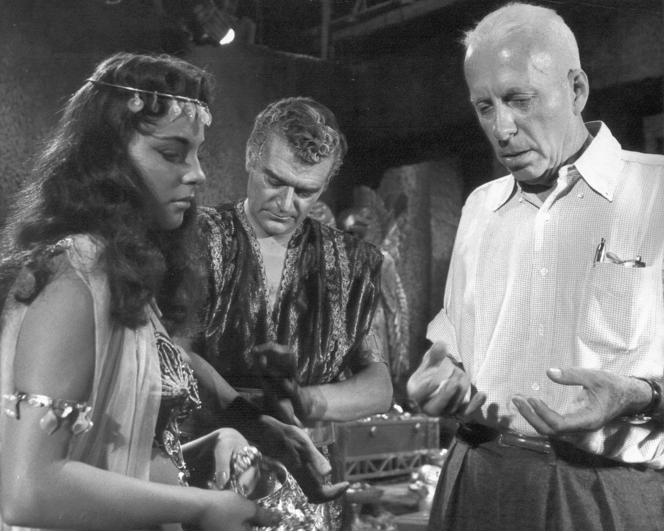 Joan Collins, Howard Hawks, and Jack Hawkins in Land of the Pharaohs (1955)