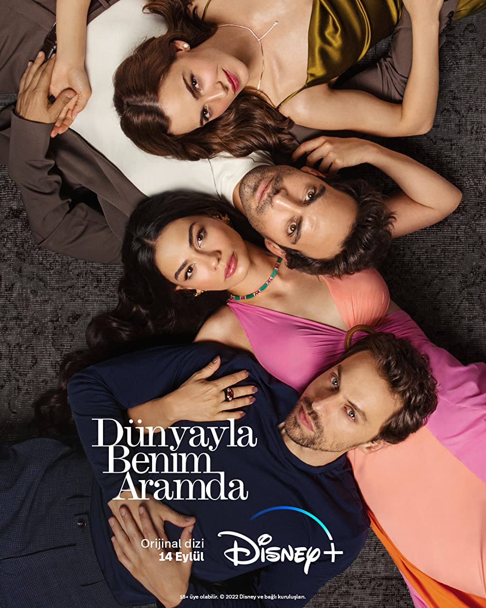 Hafsanur Sancaktutan, Bugra Gülsoy, Metin Akdülger, and Demet Özdemir in Between the World and Us (2022)