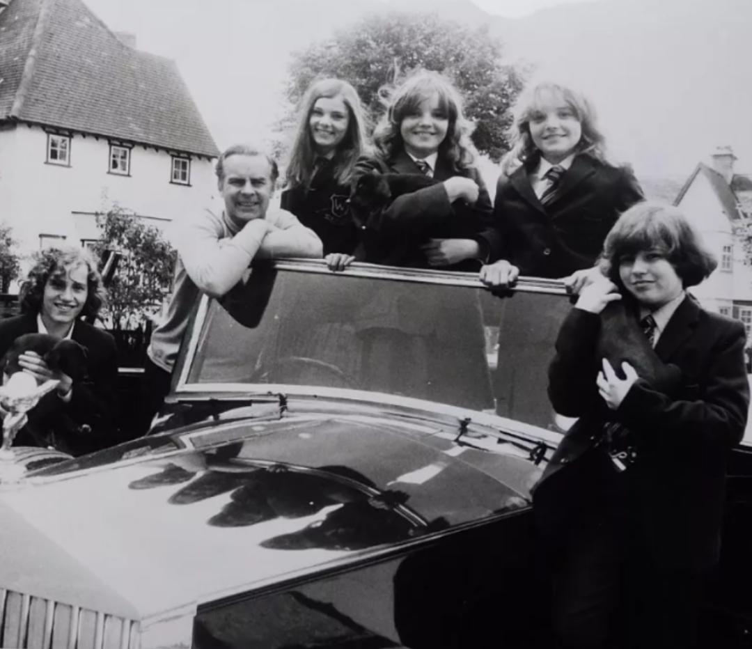 Andrew Bowen, Ian Carmichael, Gerry Cowper, Jackie Cowper, Briony McRoberts, and Ian Johnson in Bachelor Father (1970)