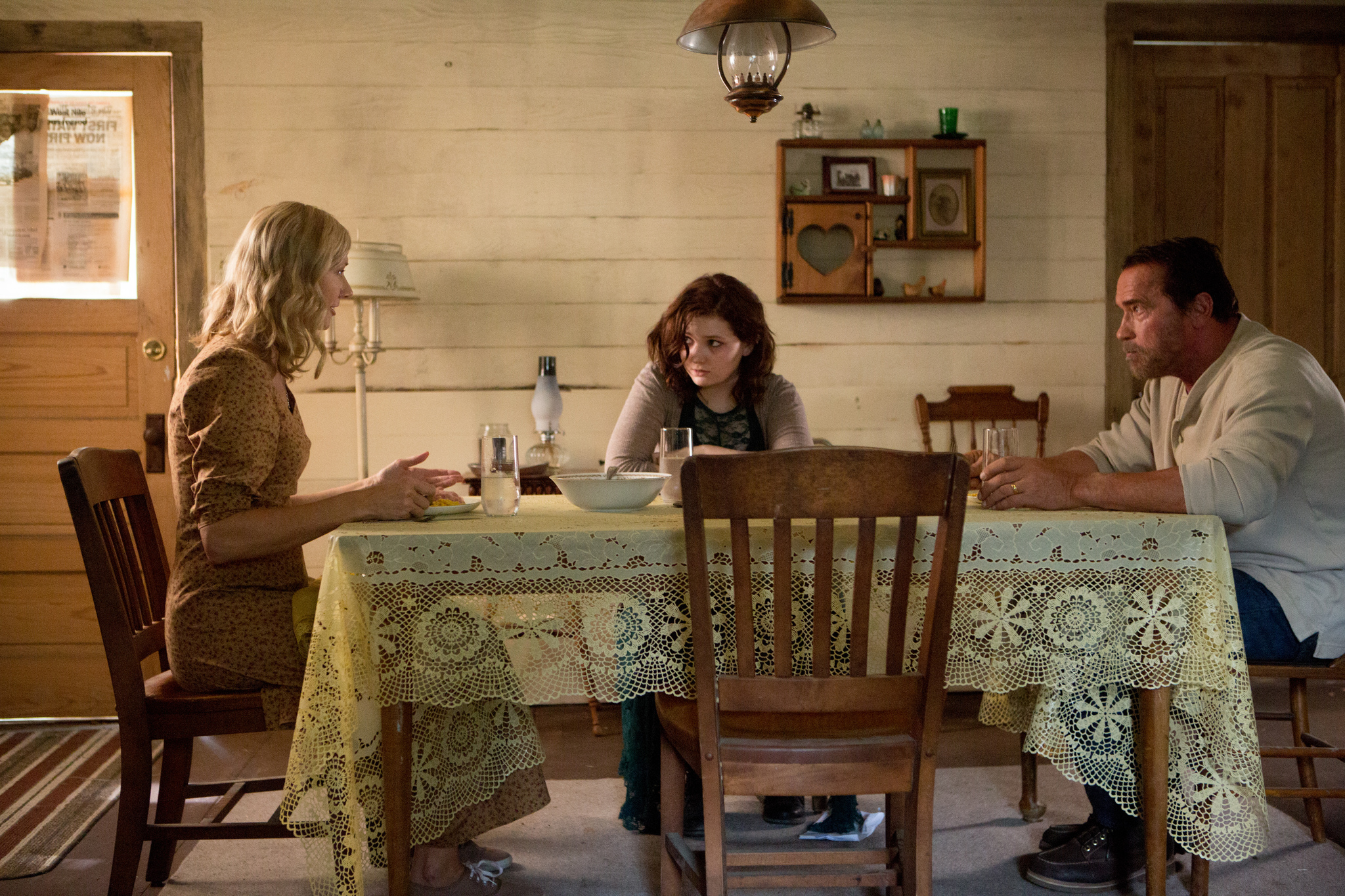 Arnold Schwarzenegger, Joely Richardson, and Abigail Breslin in Maggie (2015)