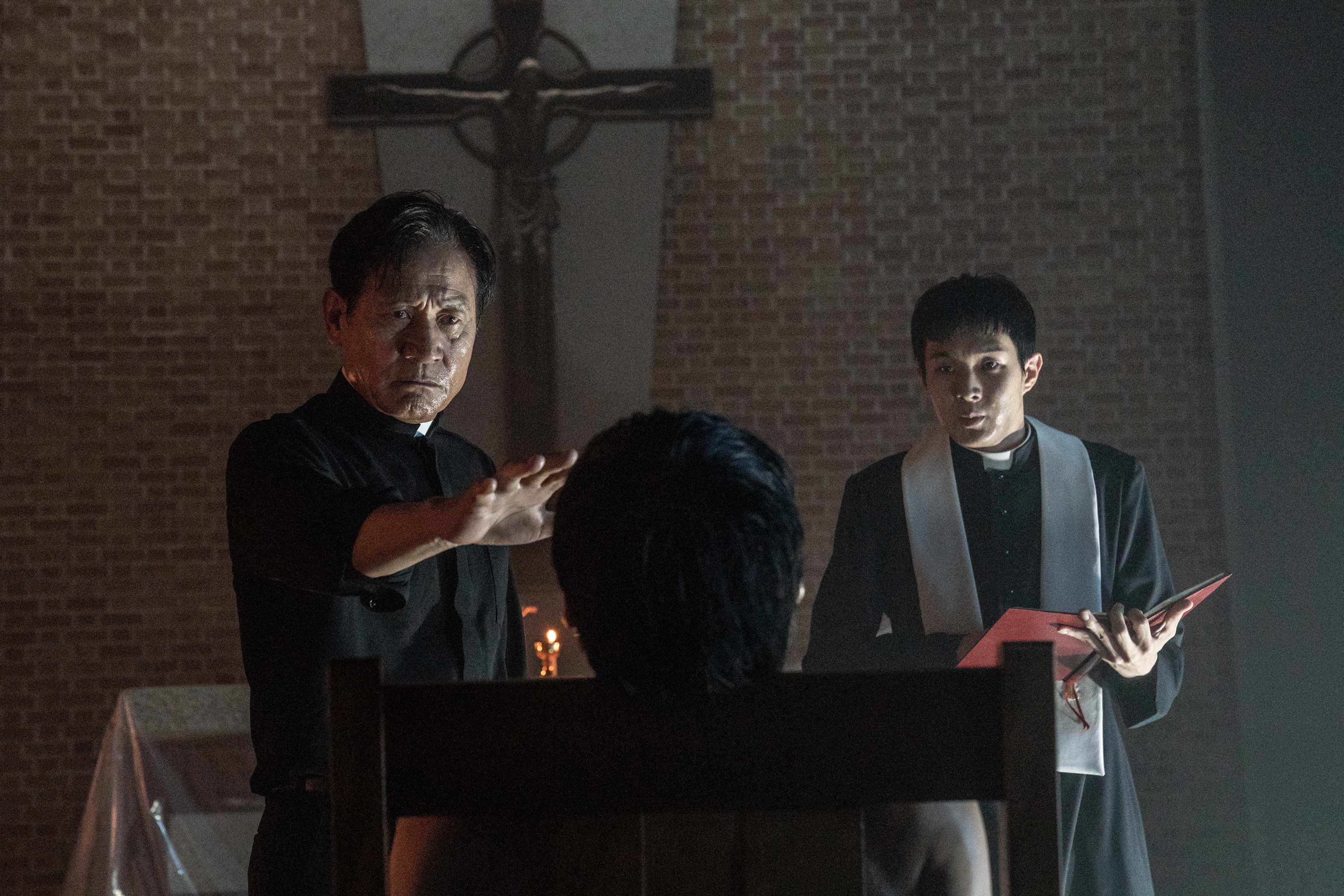 Ahn Sung-ki and Choi Woo-sik in The Divine Fury (2019)