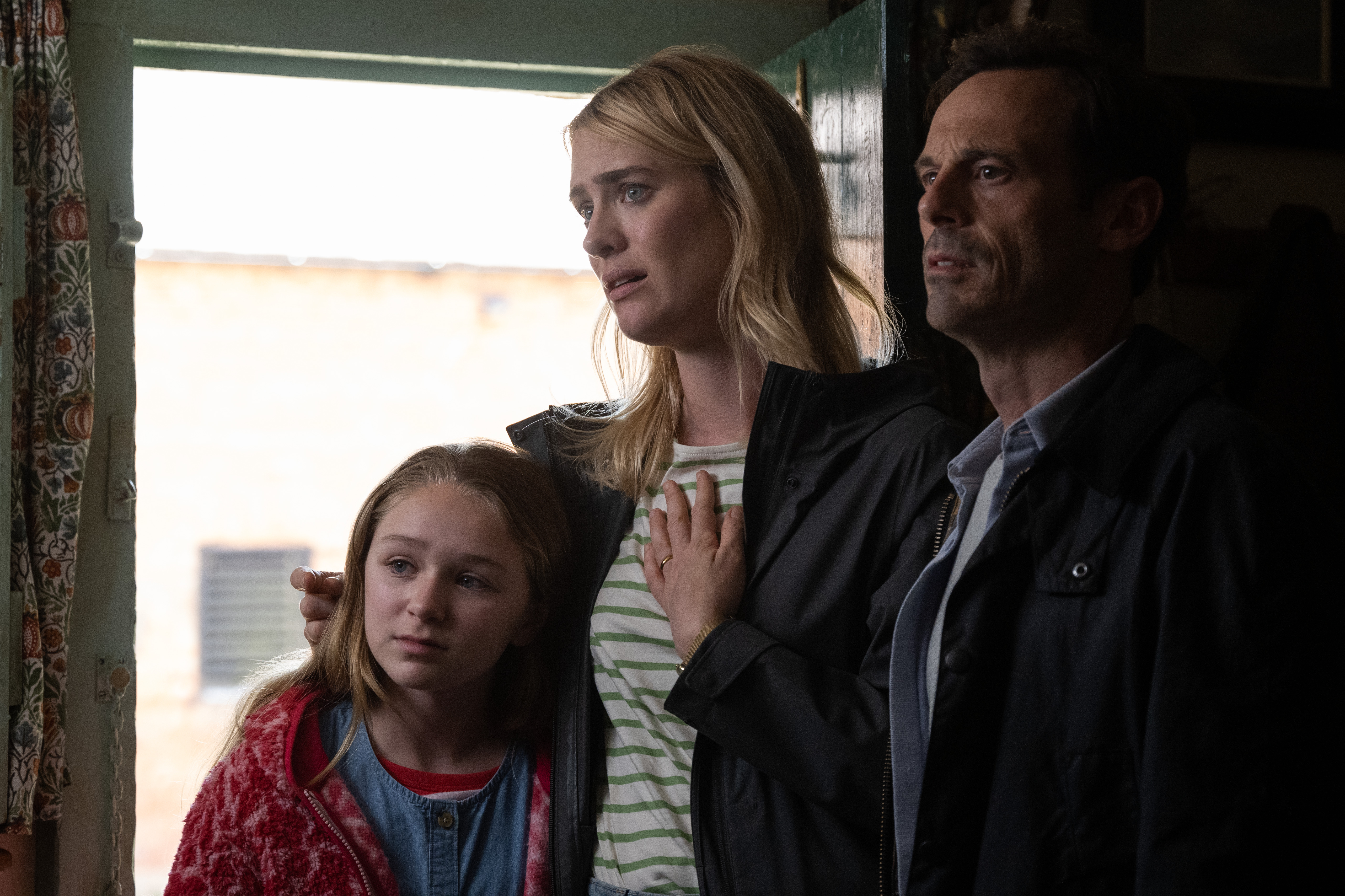 Scoot McNairy, Alix West Lefler, and Mackenzie Davis in Speak No Evil (2024)