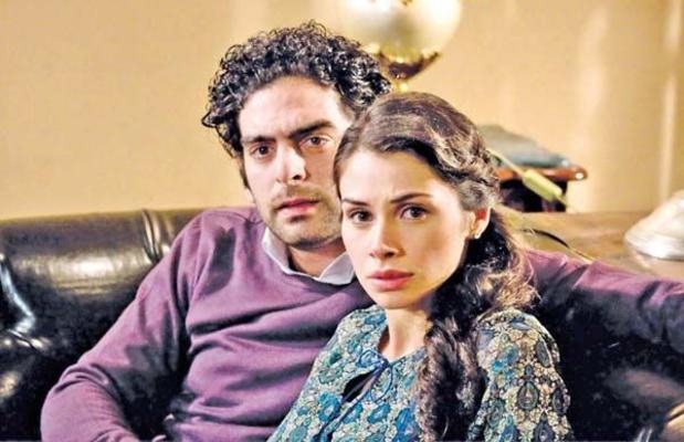 Mehmet Ali Nuroglu and Begüm Birgören in Ömre Bedel (2009)